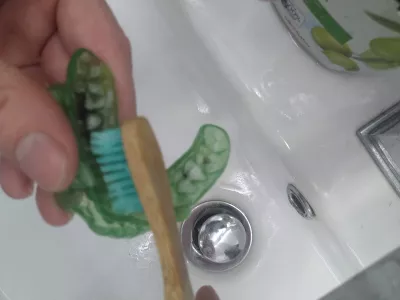 Cleaning An Oral Sleep Apnea Apparatus: How-To? : Cleaning a mandibular splint with a toothbrush and toothpaste