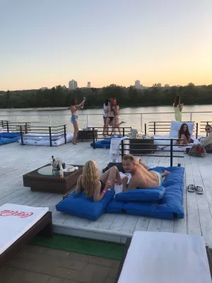 He Wants to See You in Your Bikini Because it&rsquo;s Step One in a Relationship : Man with girlfriend in swimsuit surrounded by women in bikini